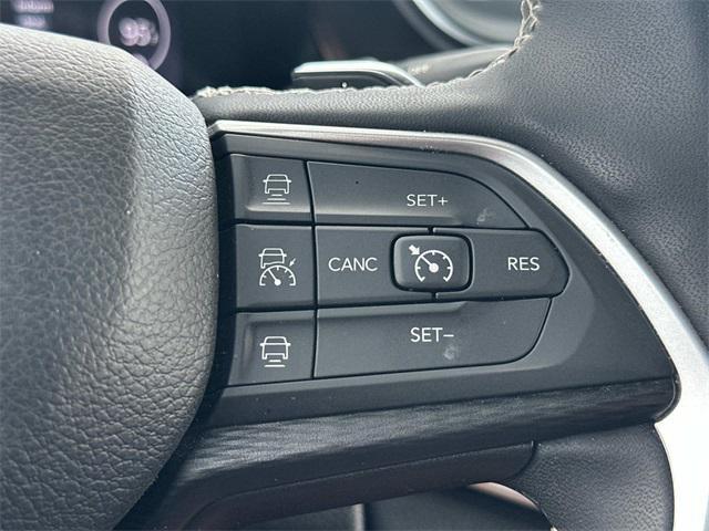 Photo of 2023 Diamond Black Crystal Pearlcoat Jeep Grand Cherokee