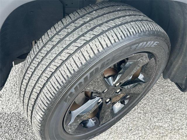 Photo of 2023 Diamond Black Crystal Pearlcoat Jeep Grand Cherokee