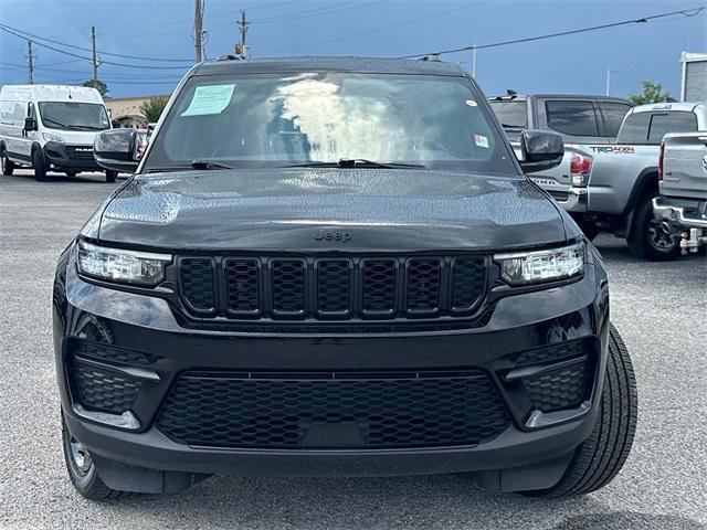 Photo of 2023 Diamond Black Crystal Pearlcoat Jeep Grand Cherokee