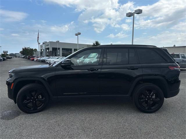 Photo of 2023 Diamond Black Crystal Pearlcoat Jeep Grand Cherokee