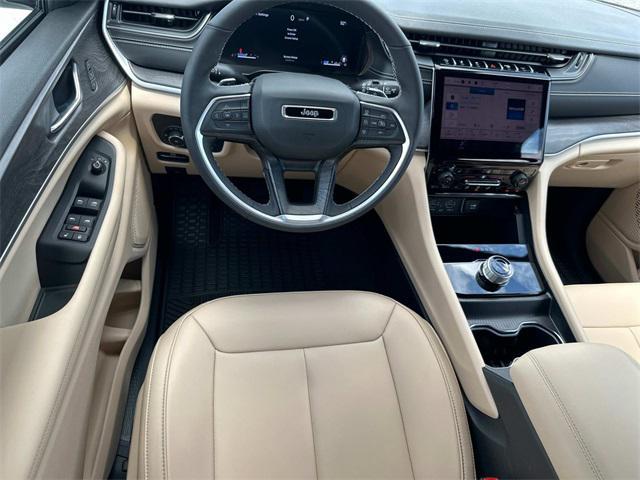 Photo of 2025 Bright White Clearcoat Jeep Grand Cherokee L