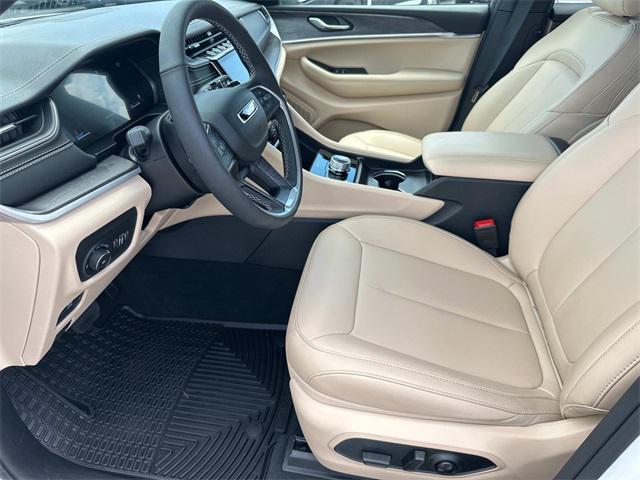 Photo of 2025 Bright White Clearcoat Jeep Grand Cherokee L