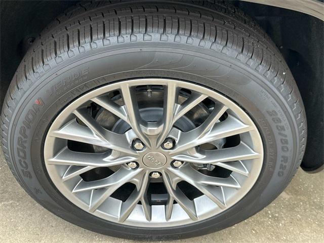 Photo of 2025 Diamond Black Crystal Pearlcoat Jeep Grand Cherokee L