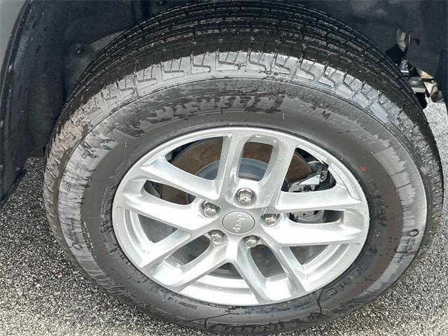 Photo of 2025 Diamond Black Crystal Pearlcoat Jeep Grand Cherokee