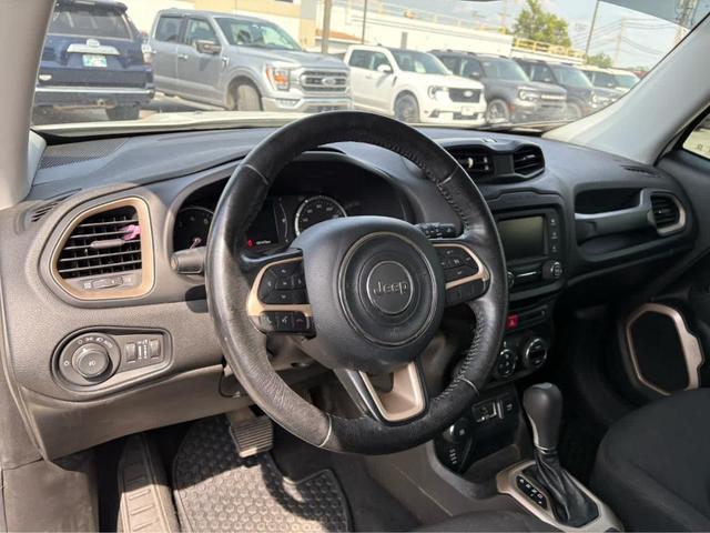 Photo of 2017 Alpine White Jeep Renegade