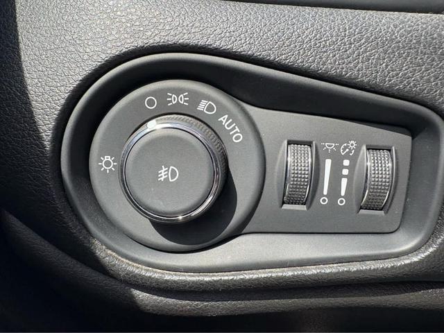 Photo of 2017 Alpine White Jeep Renegade