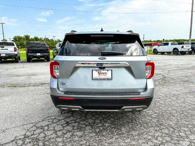 Photo of 2023 Iconic Silver Metallic Ford Explorer