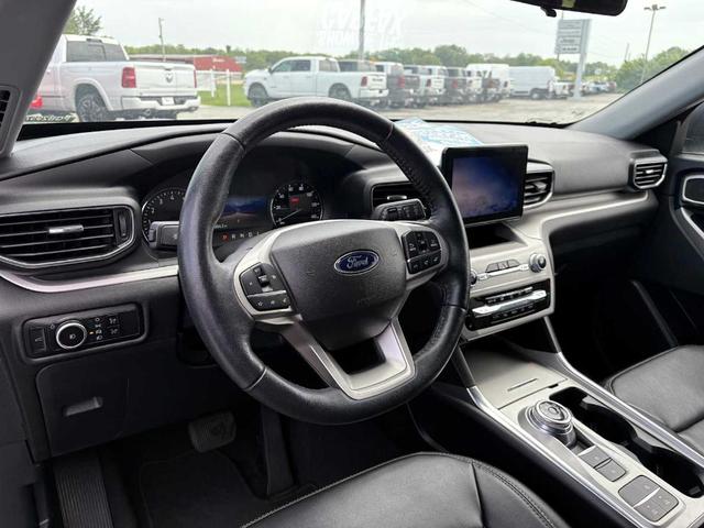 Photo of 2023 Iconic Silver Metallic Ford Explorer