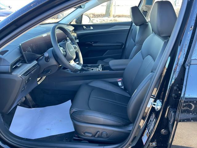 Photo of 2025 Aurora Black Pearl Kia K5
