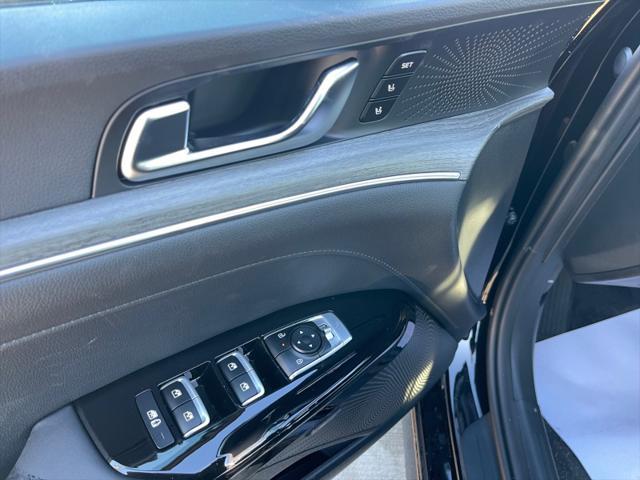 Photo of 2025 Aurora Black Pearl Kia K5