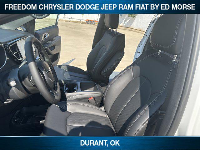 Photo of 2025 Bright White Clearcoat Chrysler Voyager