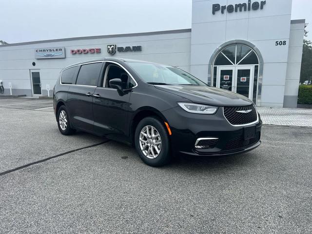Photo of 2024 Diamond Black Crystal Pearlcoat Chrysler Pacifica