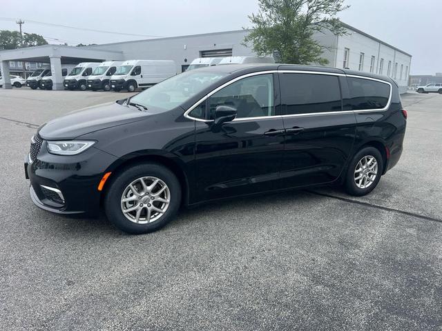 Photo of 2024 Diamond Black Crystal Pearlcoat Chrysler Pacifica