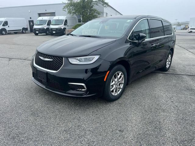 Photo of 2024 Diamond Black Crystal Pearlcoat Chrysler Pacifica