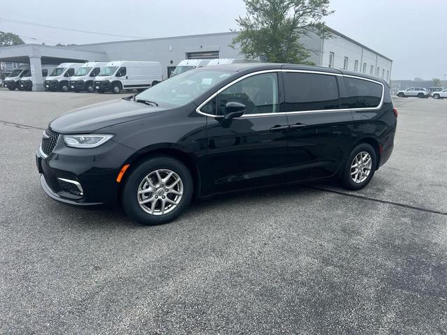 Photo of 2024 Diamond Black Crystal Pearlcoat Chrysler Pacifica