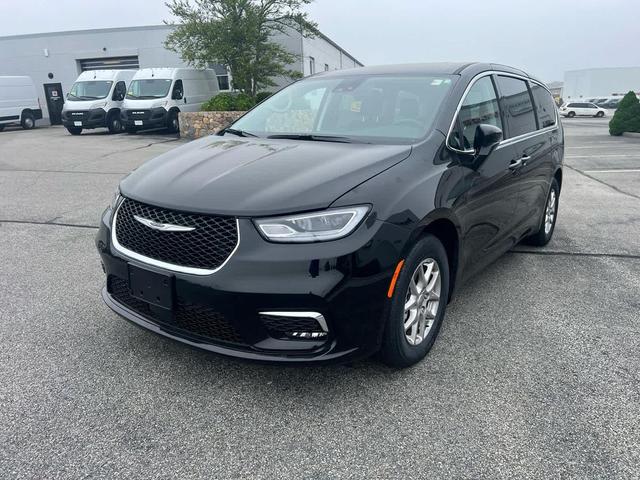 Photo of 2024 Diamond Black Crystal Pearlcoat Chrysler Pacifica