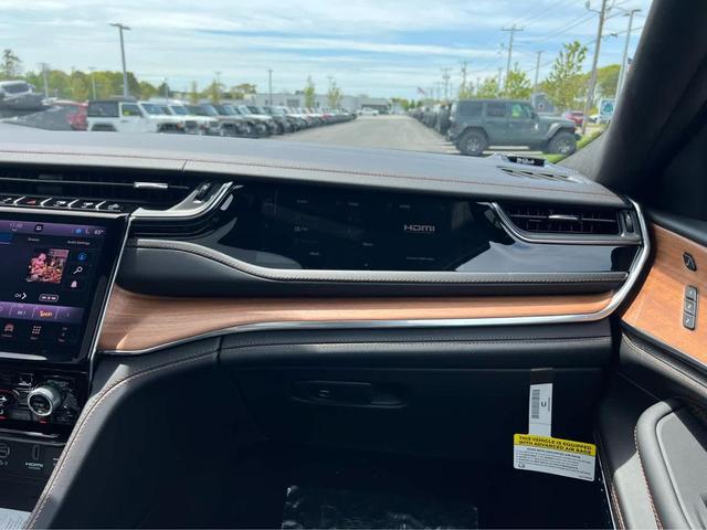 Photo of 2025 Bright White Clearcoat Jeep Grand Cherokee