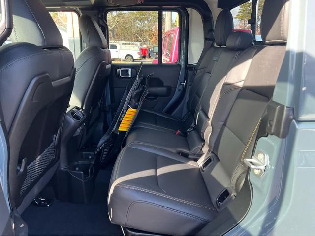 Photo of 2025 Anvil Clearcoat Jeep Gladiator