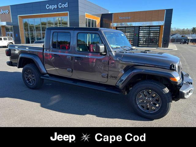 Photo of 2025 Granite Crystal Metallic Clearcoat Jeep Gladiator