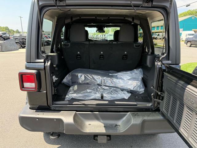 Photo of 2025 Black Clearcoat Jeep Wrangler