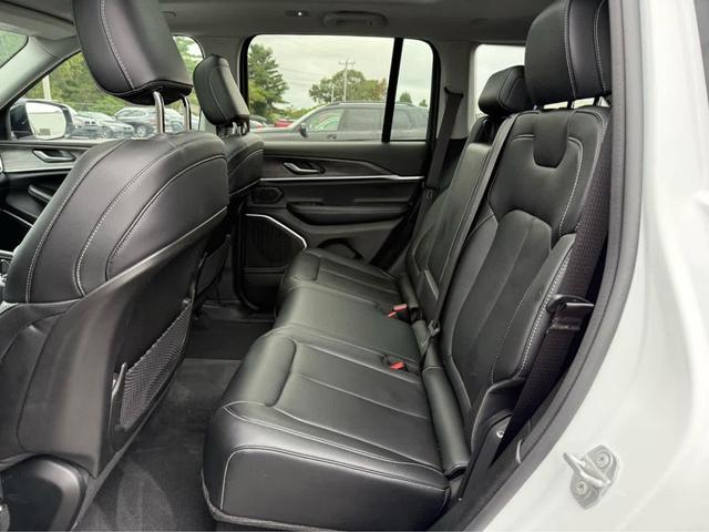 Photo of 2022 Bright White Clearcoat Jeep Grand Cherokee