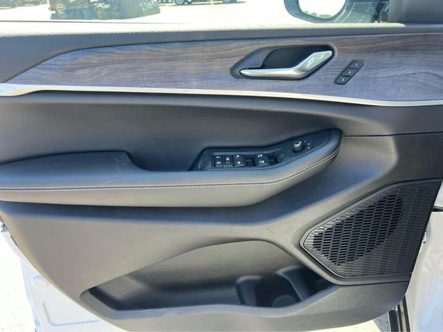 Photo of 2025 Bright White Clearcoat Jeep Grand Cherokee