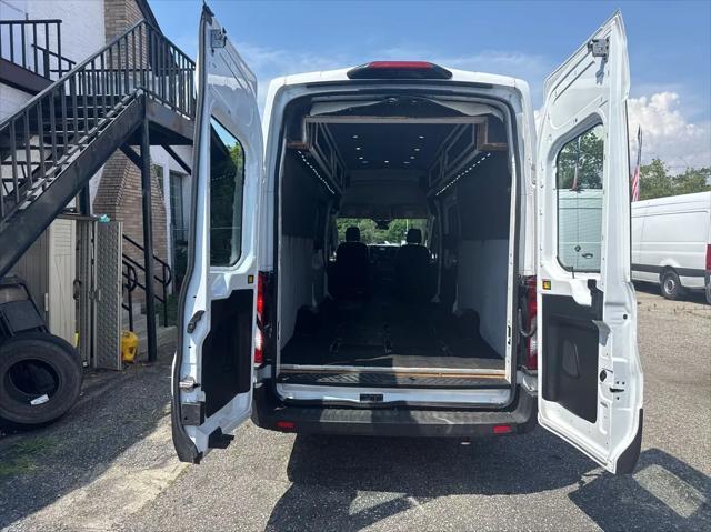 Photo of 2021 White Ford Transit-350
