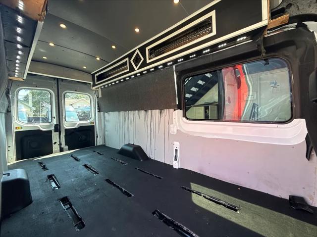 Photo of 2021 White Ford Transit-350