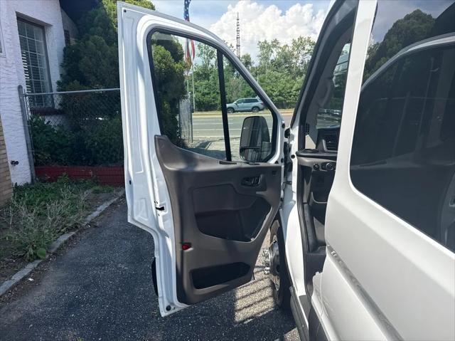 Photo of 2021 White Ford Transit-350