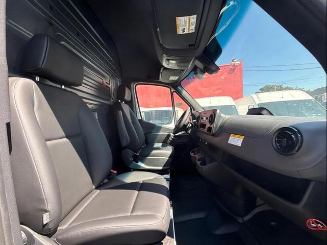 Photo of 2025 White Mercedes-Benz Sprinter 2500
