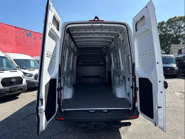Photo of 2025 White Mercedes-Benz Sprinter 2500