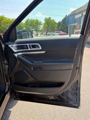 Photo of 2013 Tuxedo Black Metallic Ford Explorer