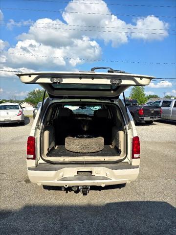 Photo of 2004 White Diamond Cadillac Escalade