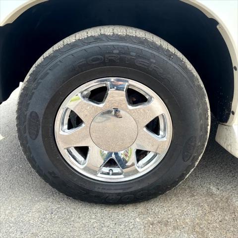 Photo of 2004 White Diamond Cadillac Escalade