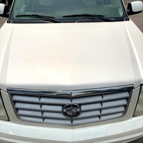 Photo of 2004 White Diamond Cadillac Escalade