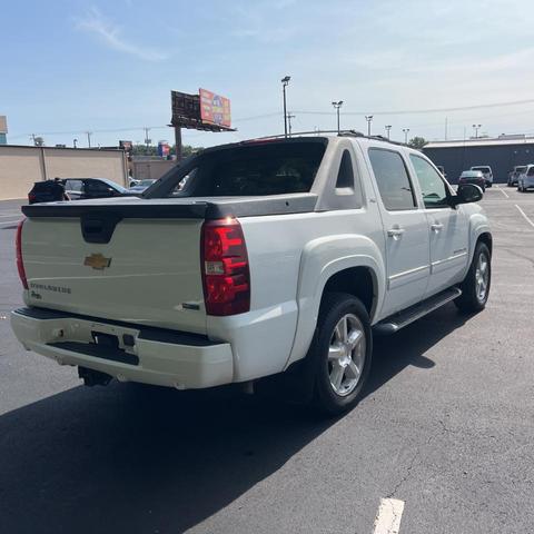 Photo of 2011 Summit White Chevrolet Avalanche