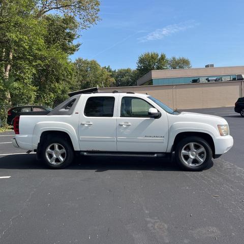 Photo of 2011 Summit White Chevrolet Avalanche