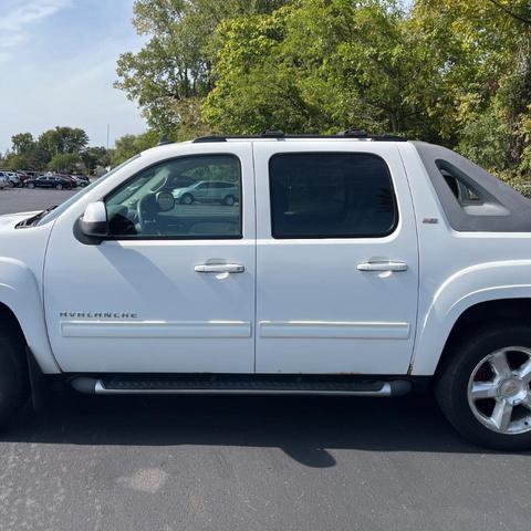 Photo of 2011 Summit White Chevrolet Avalanche