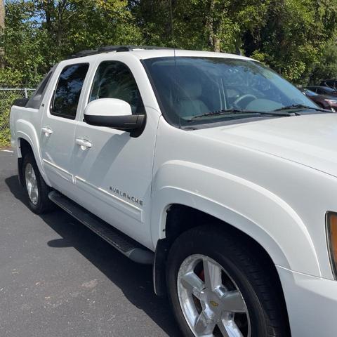 Photo of 2011 Summit White Chevrolet Avalanche