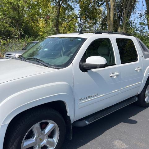 Photo of 2011 Summit White Chevrolet Avalanche