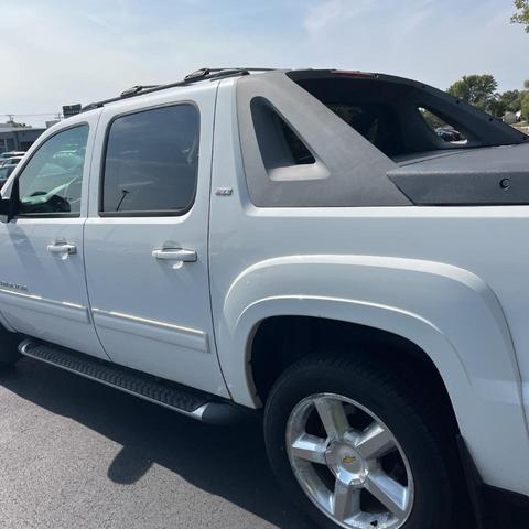 Photo of 2011 Summit White Chevrolet Avalanche