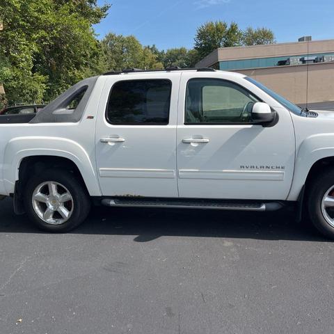 Photo of 2011 Summit White Chevrolet Avalanche