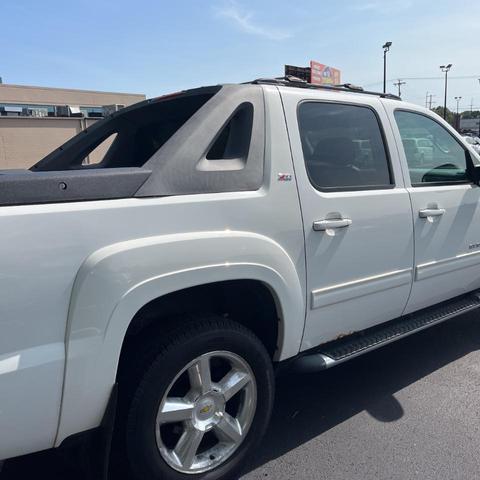 Photo of 2011 Summit White Chevrolet Avalanche