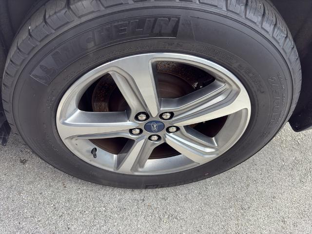 Photo of 2022 STAR WHITE Ford Edge
