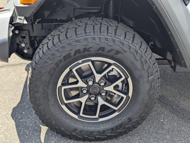 Photo of 2025 Bright White Clearcoat Jeep Gladiator