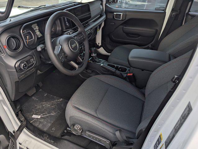 Photo of 2025 Bright White Clearcoat Jeep Gladiator