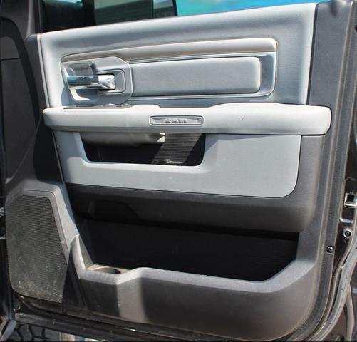 Photo of 2017 Brilliant Black Crystal Pearlcoat RAM 2500