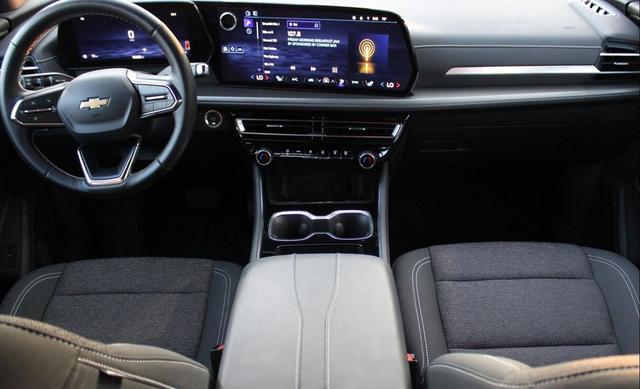 Photo of 2025 Silver Chevrolet Traverse