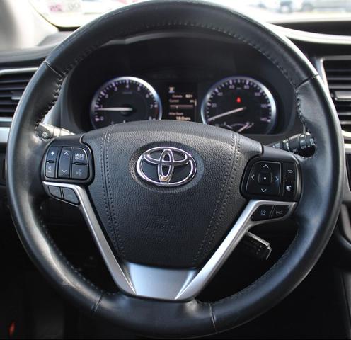 Photo of 2017 Blizzard Pearl Toyota Highlander