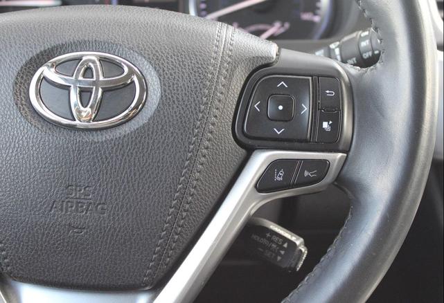 Photo of 2017 Blizzard Pearl Toyota Highlander
